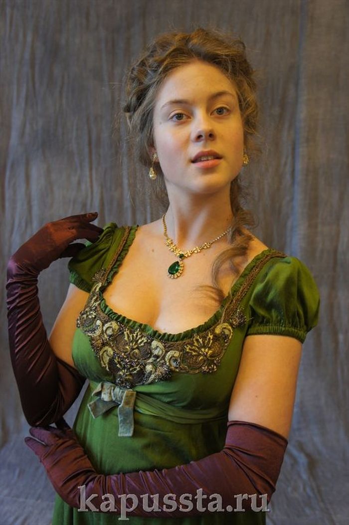 Платье зелёное с антикварной отделкой